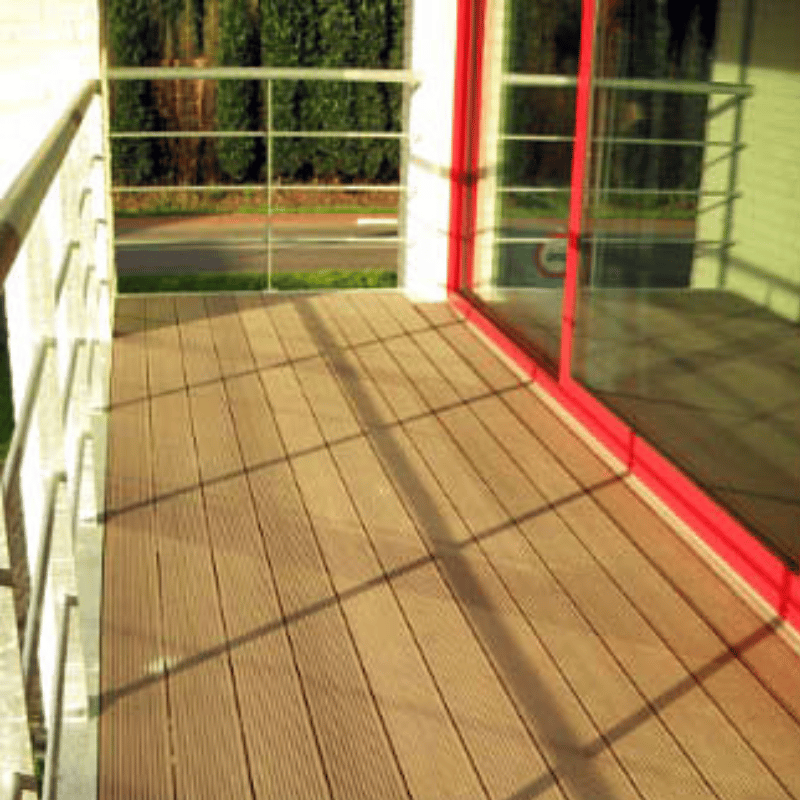 Terras afgewerkt met bekledingsprofielen Terras afgewerkt met bekledingsprofielen