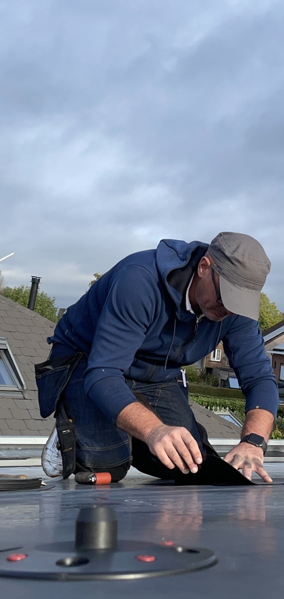 Kurt van APM Dakwerken aan het werk op een plat dak Kurt van APM Dakwerken aan het werk op een plat dak